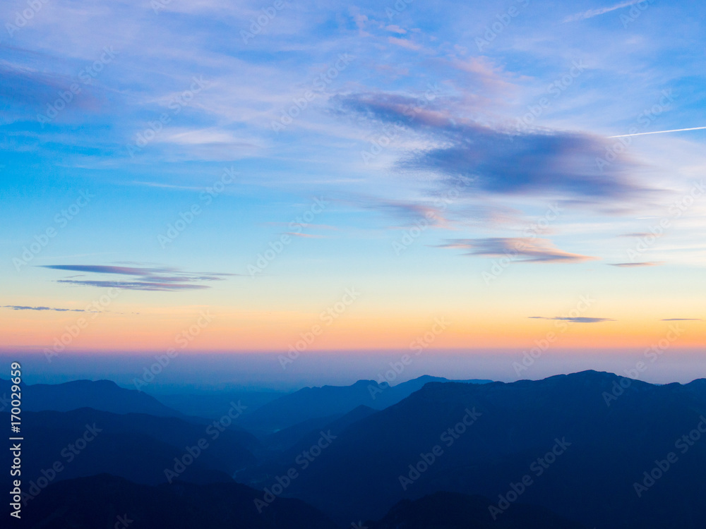 Sonnenaufgang in den Bergen