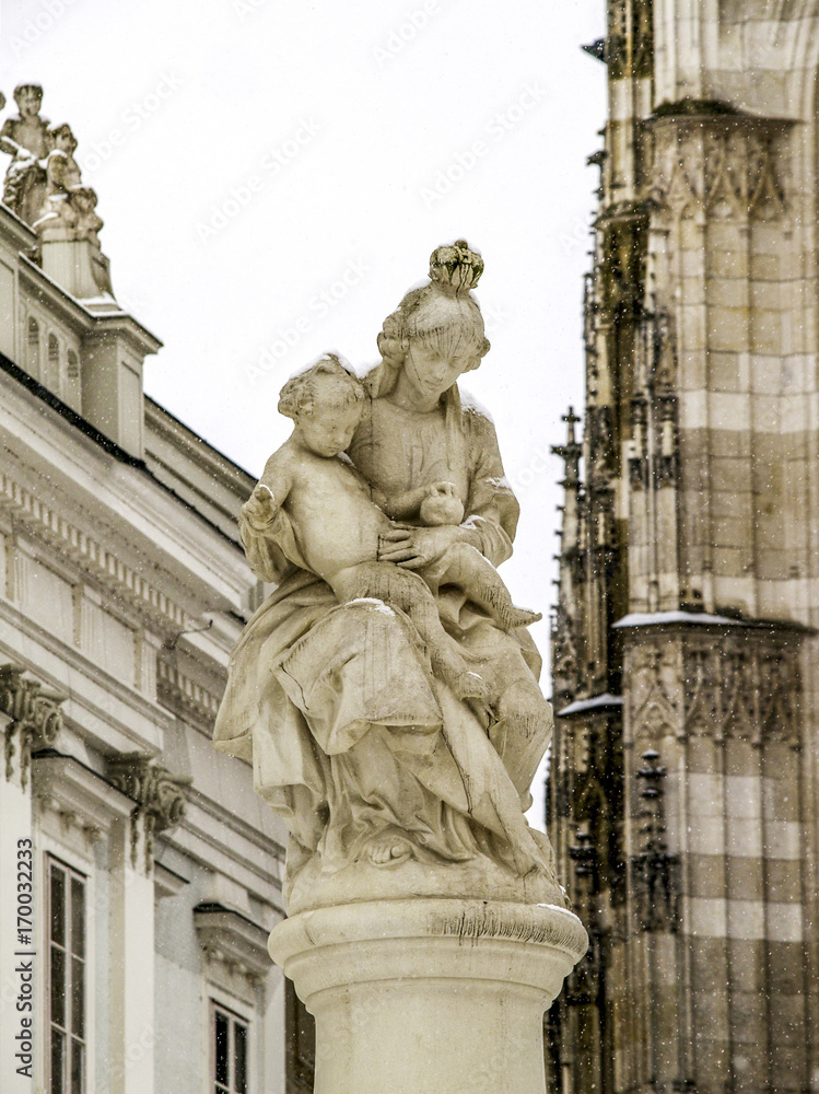 Passau, Stadtansicht Statue Maria mit Jesus, Deutschland, Südde