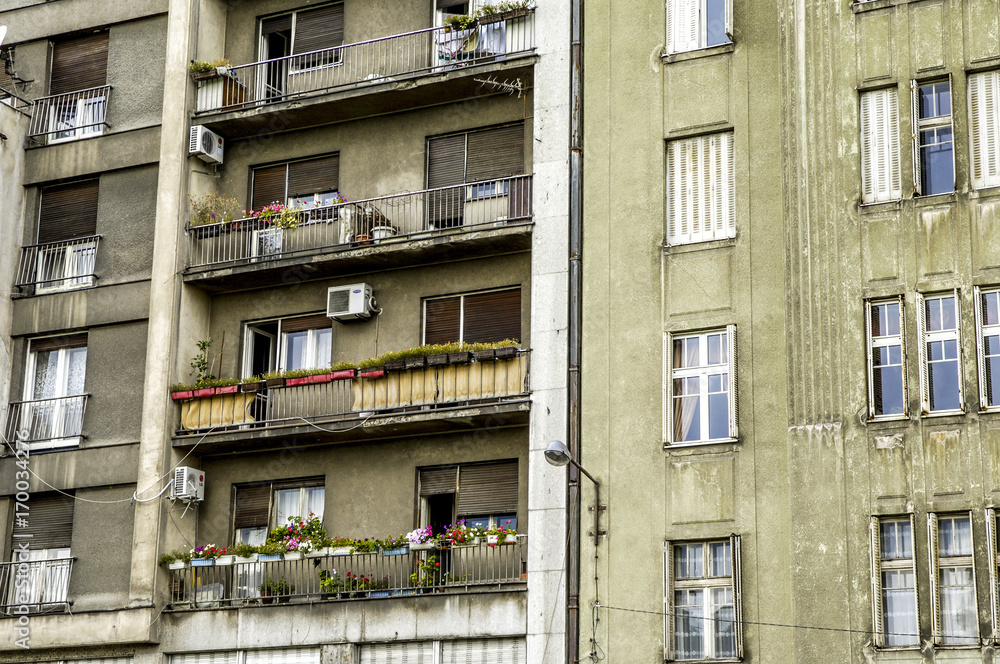 Obraz premium Heruntergekommene Fassade eines Hausblocks, Serbien-Montenegro,
