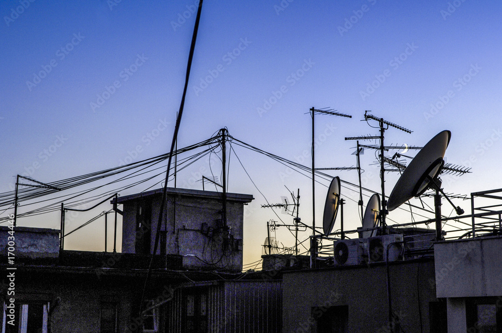 Satellitenschüssel und Fernsehantennen im Abendlicht, Serbien-M
