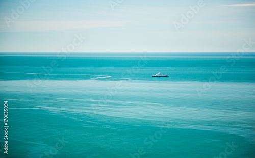 Лазурный берег Черного моря и корабль