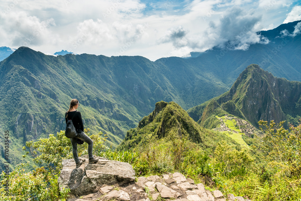 Touristin geniesst Aussicht auf Machu Picchu