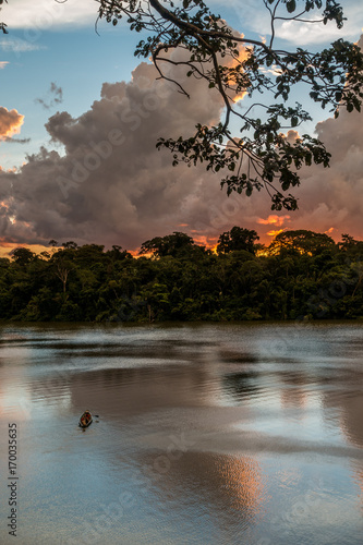 Ruderboot auf dem Lago Sandoval während malerischem Sonnenuntergang, Peruanischer Amazonas