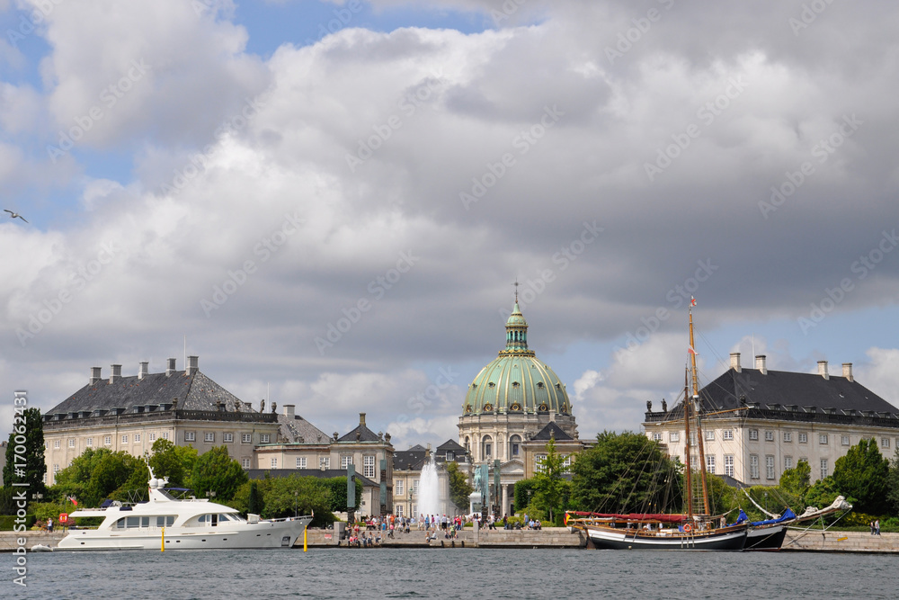 View of the Amalienborg Palace complex. On the left - the palace of Christian IX, on the right - Frederik VIII. In the center is the dome of the Maram church.