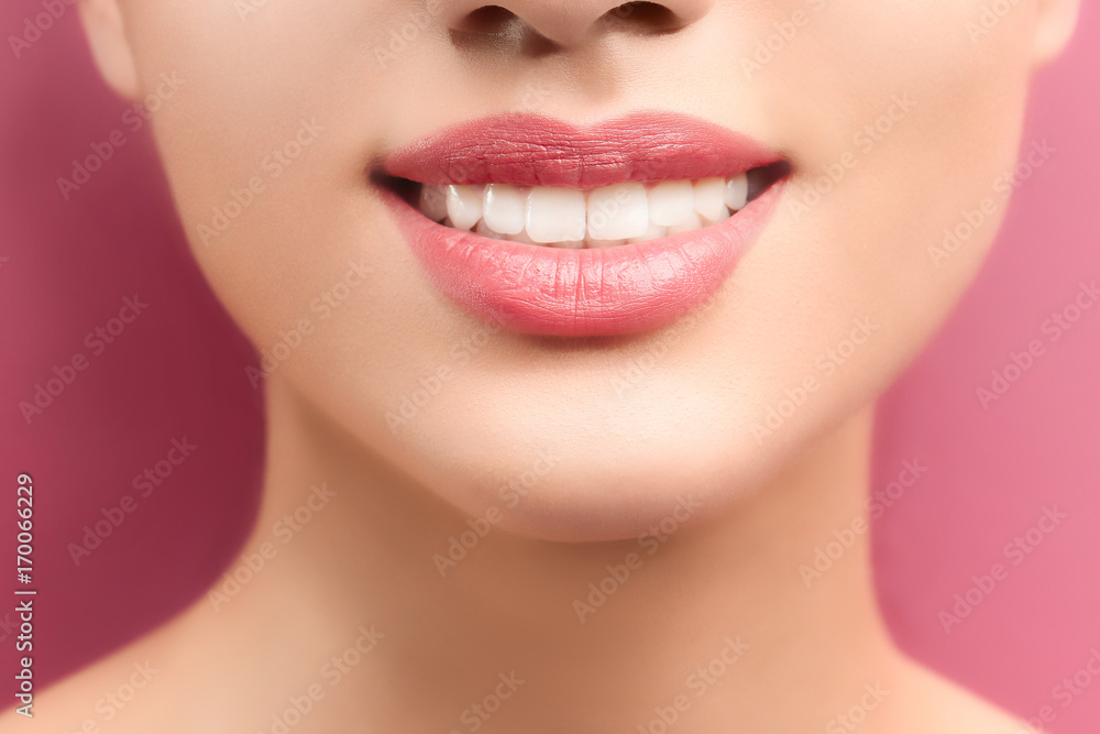 Obraz premium Young woman with healthy teeth on colour background, closeup