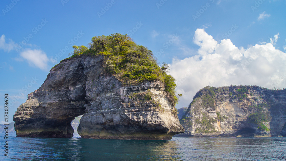 Ringförmige Felsenformation / Insel vor Bali