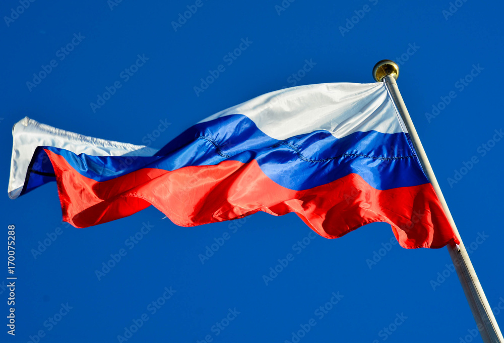 Российский флаг крупным планом на фоне голубого неба Stock Photo ...