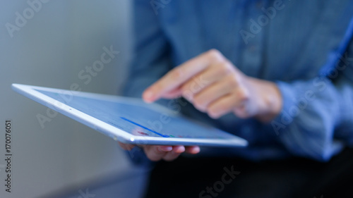 Frau zeigt auf Tablet in der Hand photo