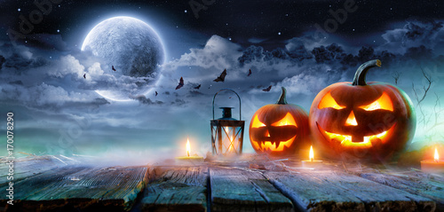 Photo Jack O’ Lanterns Glowing At Moonlight In The Spooky Night - Halloween Scene