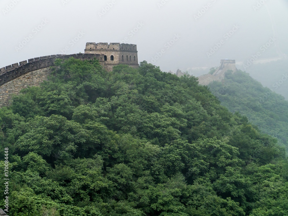 Obraz premium Great Wall of China winding its way into the fog