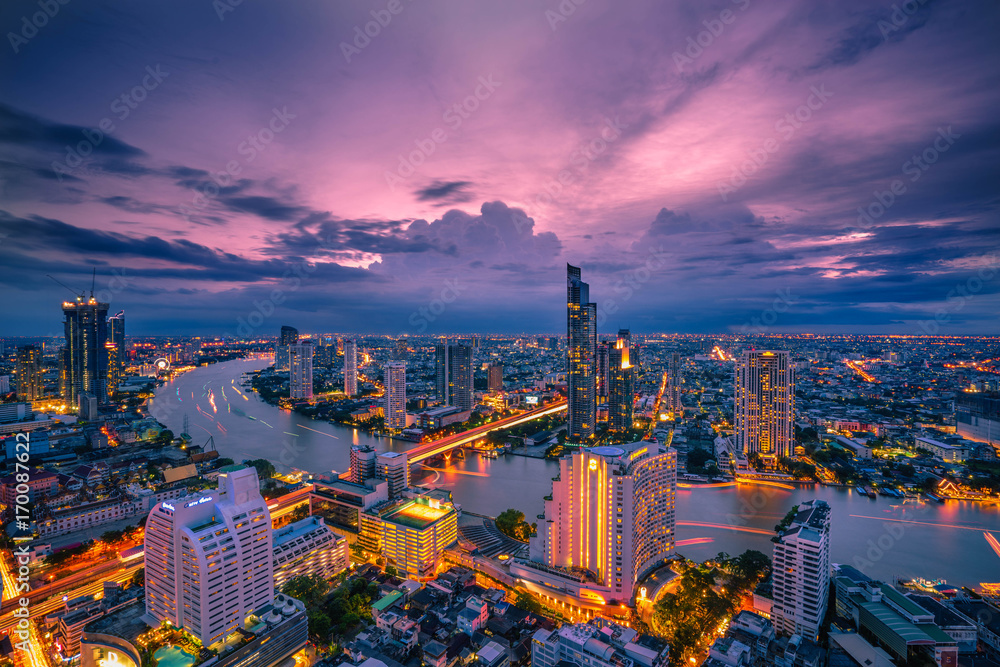 Obraz premium Bangkok - 27 sierpnia: widok z 49 piętra wieży stanowej o zmierzchu 27 sierpnia 2017 r.