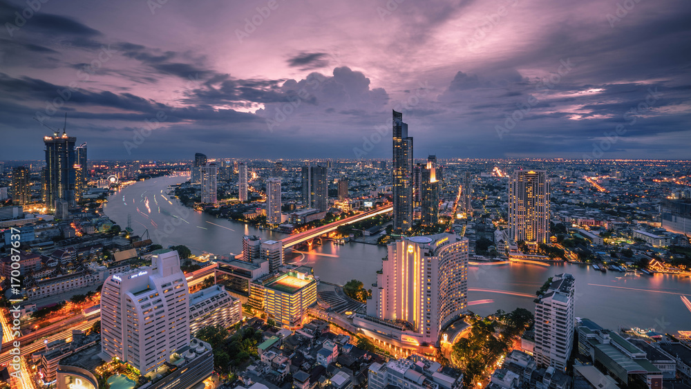 Fototapeta premium Bangkok - 27 sierpnia: widok z 49 piętra wieży stanowej o zmierzchu 27 sierpnia 2017 r.