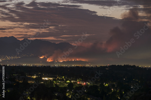 Obraz na plátne Los Angeles, California, USA - September 2, 2017:  Dawn view of the La Tuna wildfire burning on Verdugo Mountain near Burbank