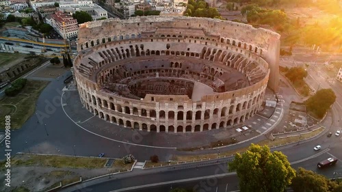 In volo sul maestoso Colosseo a Roma photo