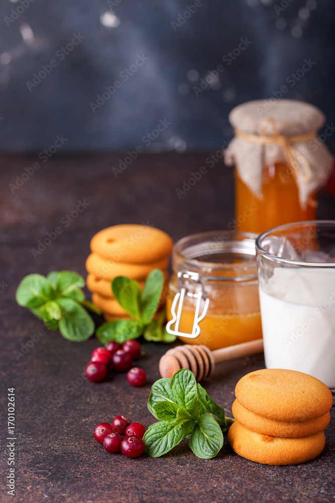 Oatmeal cookies, cranberry, milk and honey Oatmeal cookies, cranberry, milk and honey
