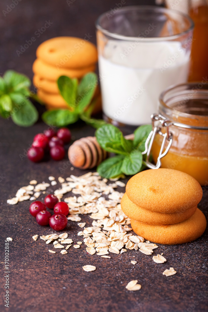 Oatmeal cookies, cranberry, milk and honey Oatmeal cookies, cranberry, milk and honey