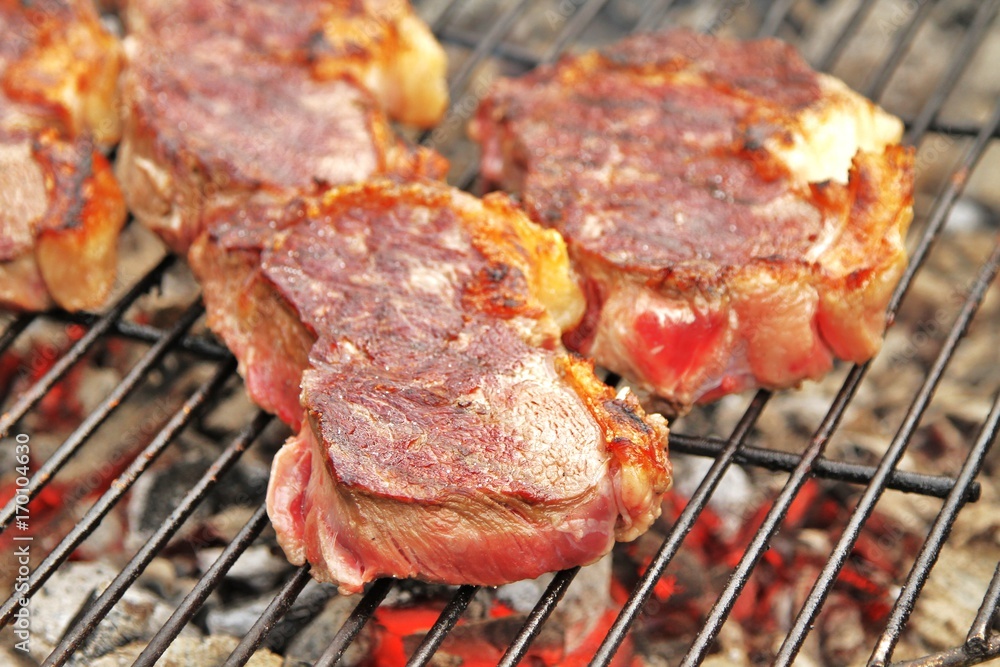 zarte Rindersteaks auf dem Grill / Zubereitung zarte Rindersteaks auf dem Grill / Zubereitung
