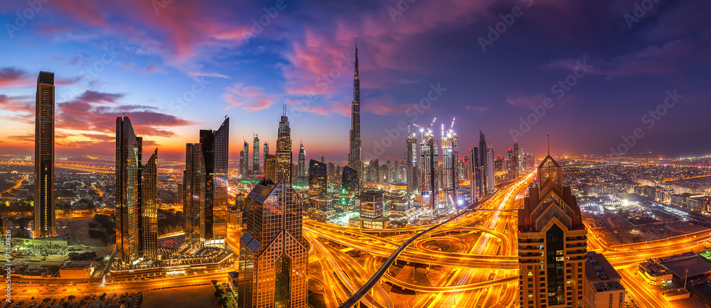 Naklejka premium dramatyczne niebo nad Dubajem o zachodzie słońca