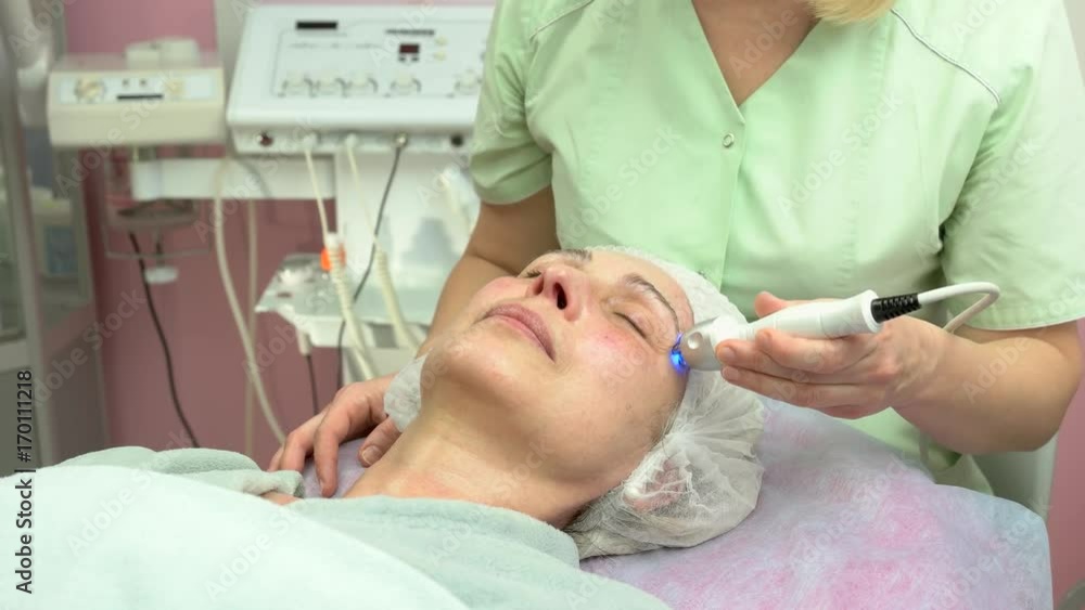 Rf eye lifting procedure. Cosmetician using radio frequency machine. What is beauty therapy. Rf eye lifting procedure. Cosmetician using radio frequency machine. What is beauty therapy.