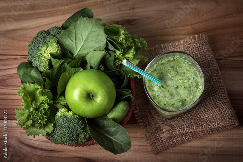Εκτύπωση καμβά close up green apple with mixed green vegetable and green juice in  basket and w
