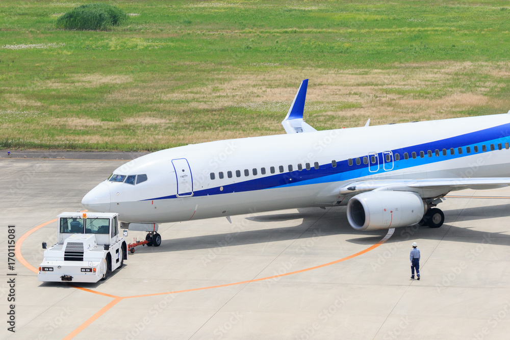 飛行機とトーイングカー -九州佐賀国際空港-