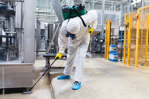 Tableau sur toile Pest Control Worker Hand Holding Sprayer For Spraying Pesticides in production o
