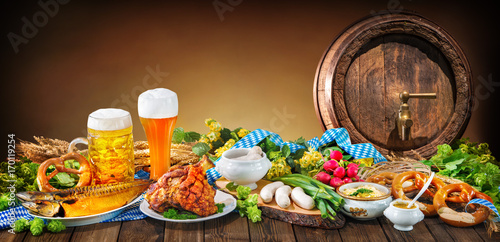 Bier, Schweinshaxe, Sauerkraut, Weißwurst und andere bayerische Spezialitäten. Oktoberfest photo