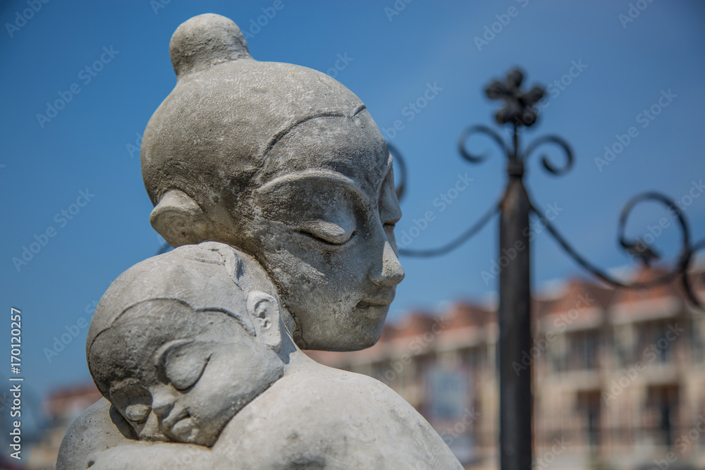 Fototapeta premium Mother and baby doll stucco in the garden.