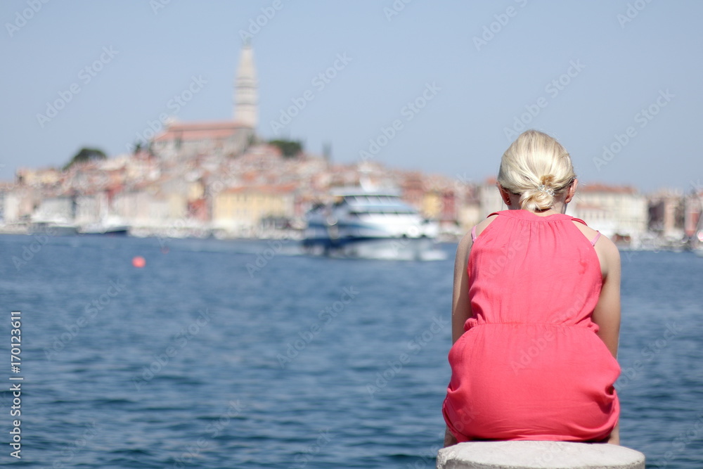 junges Mädchen wartet am Hafen