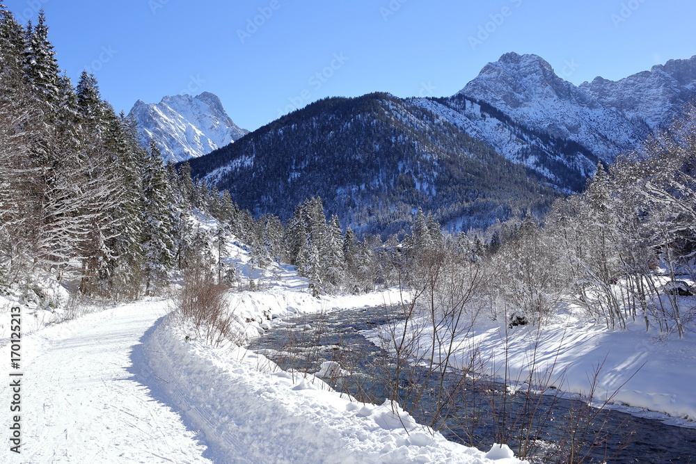 winterliche Naturlandschaft mit Fluss