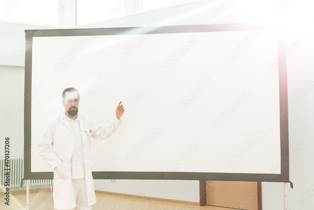 Arzt oder Professor zeigt auf leere Leinwand, Präsentation und Vortrag Arzt oder Professor zeigt auf leere Leinwand, Präsentation und Vortrag