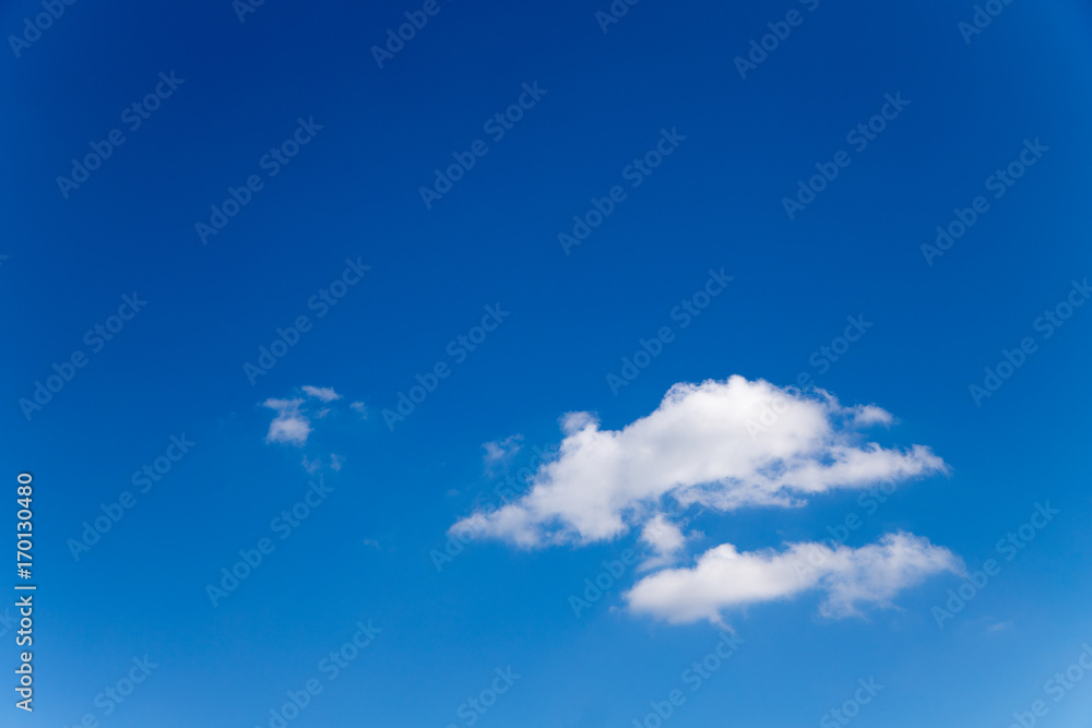 青い空と雲の背景 青い空と雲の背景