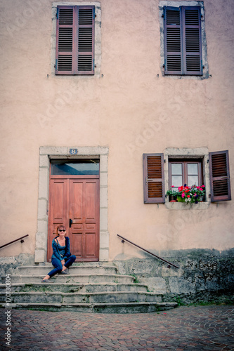 Femme en promenade dans le vieil Annecy © Gerald Villena