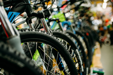 Wandcirkels Fietsen Fietsenwinkel met rijen nieuwe fietsen  © Nomad_Soul