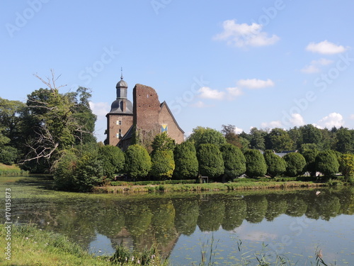 Niederrheinische Burgruine mit Motte und Mühlteich