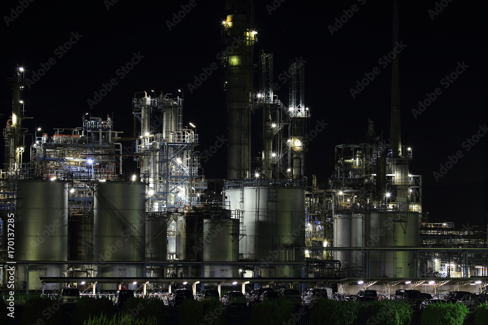 Fototapeta premium Nocny widok na fabrykę