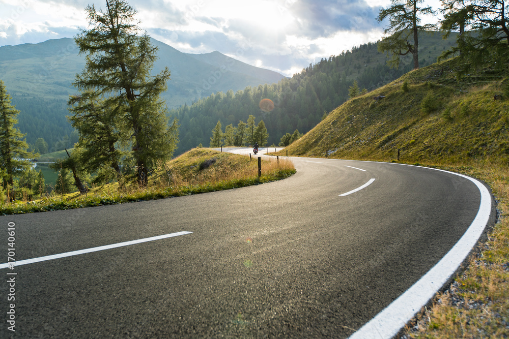 Obraz premium Asfaltowa droga w Austria, Alps w letnim dniu.