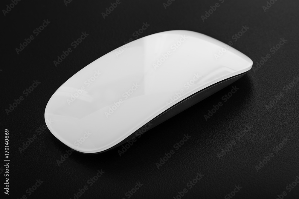 souris design d'ordinateur de couleur blanche sur fond noir Photos | Adobe  Stock