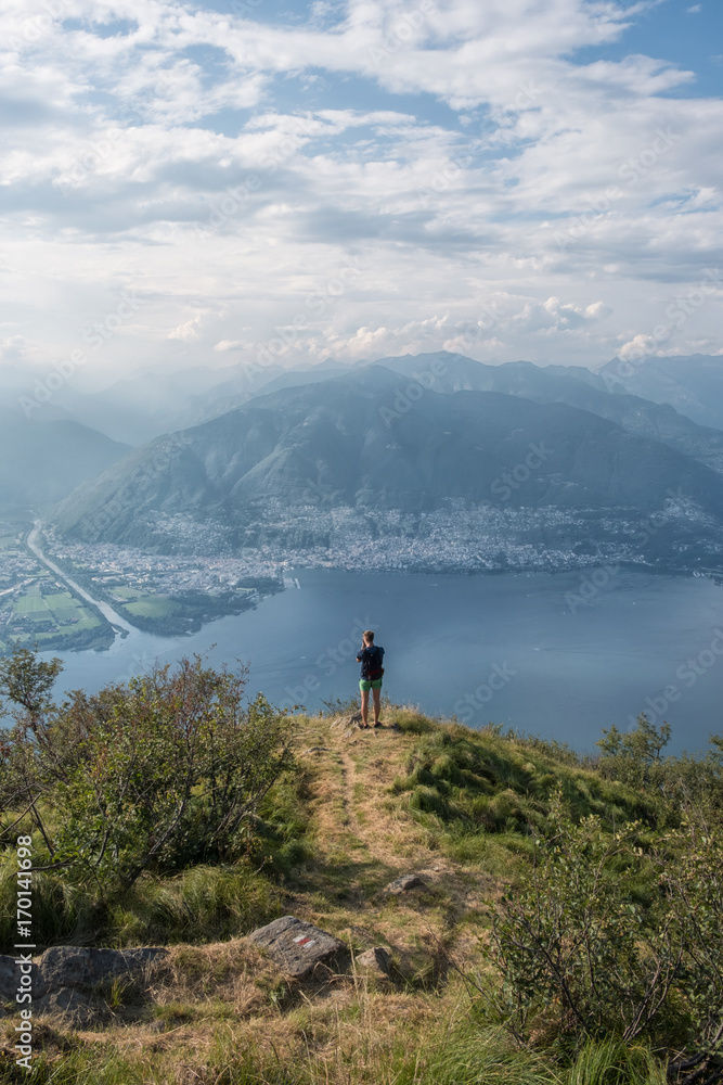 Ausblick vom Monte Gambarogno auf den Lago Maggiore in Italien Ausblick vom Monte Gambarogno auf den Lago Maggiore in Italien