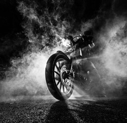 Tableau sur plexiglas Moto Moto chopper chromée sous lumières nocturnes  © Lukas Gojda