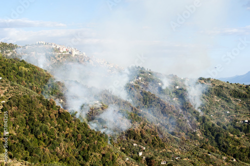 incendio sulle montagne sotto il paese di Bellegra nel lazio