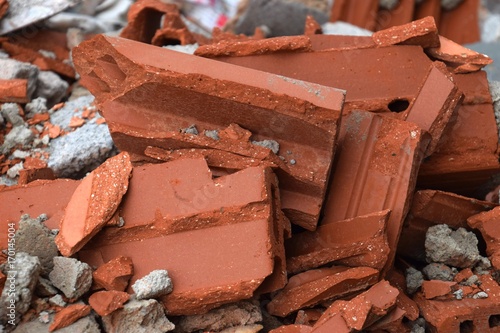 Bauschutt aus Beton, Backsteine, Ziegel, Klinkersteine, Fliesen, Keramik, Sand und Mörtelreste. Fachgerechte Müllentsorgung.