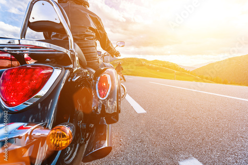 Fotografia Close-up of japanese cruiser motorcycle in Austria Alp road.