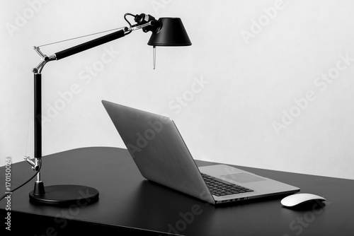 Bilde på lerret bureau de travail avec un ordinateur portable