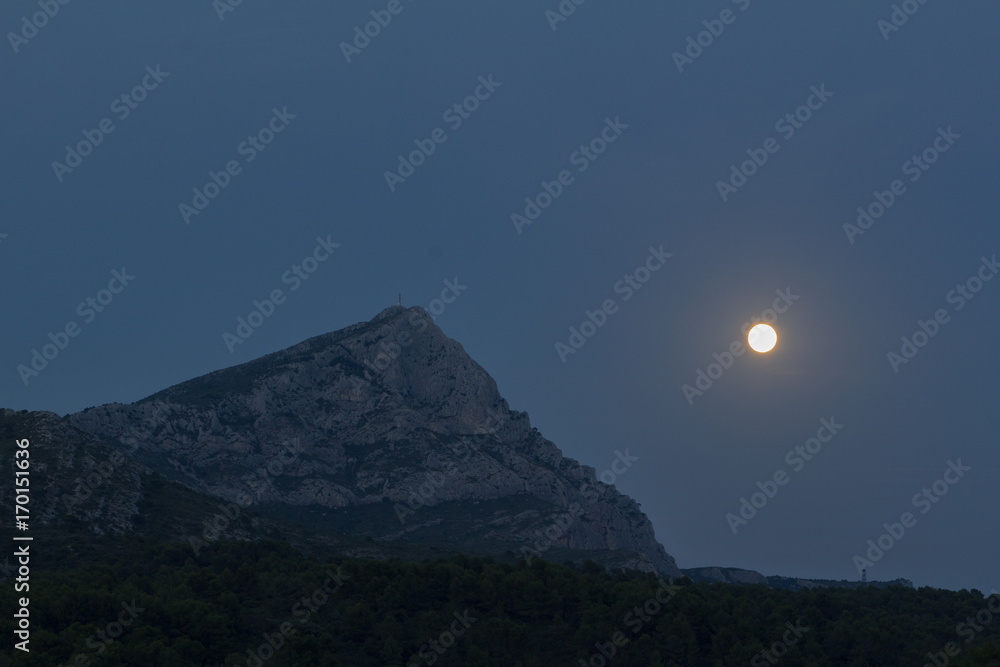phenomenon of perigee-syzygia - or Super Moon - on the massif of Sainte-Victoire in Provence, August 10, 2014 phenomenon of perigee-syzygia - or Super Moon - on the massif of Sainte-Victoire in Provence, August 10, 2014