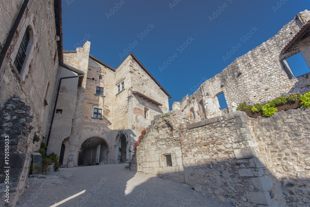 Castel Beseno in Trentino durante una vacanza in estate