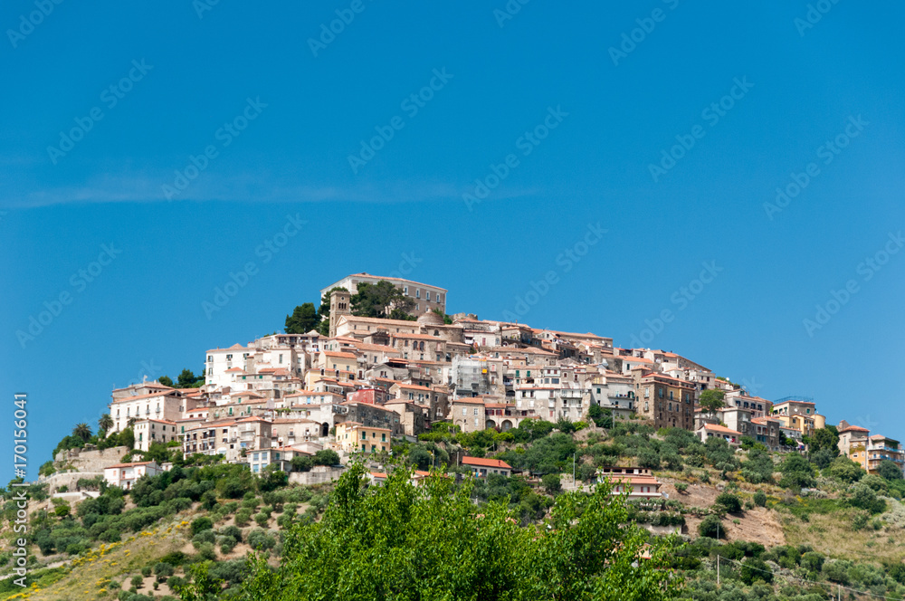 Stadtansicht von Castellabate vor blauem Himmel