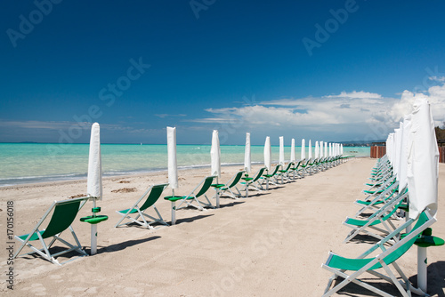 Strand mit Liegen und Sonnenschirmen © penofoto.de