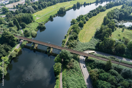 Luftbild Eisenbahn Brücke führt über einen Fluss