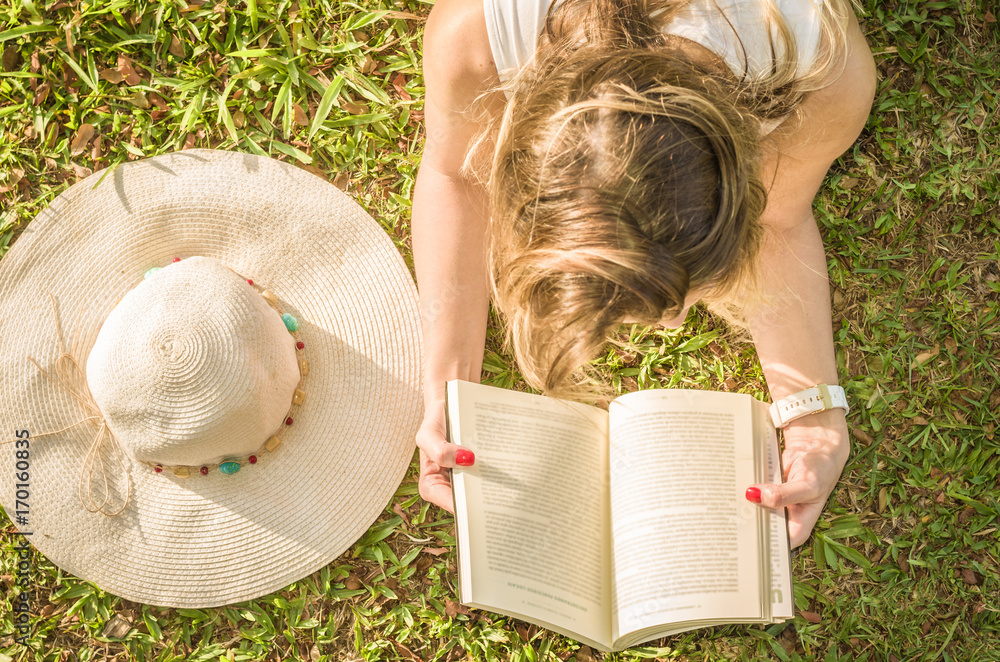 Linda mulher lendo um livro no gramado verde, sol de verão. Stock Photo ...